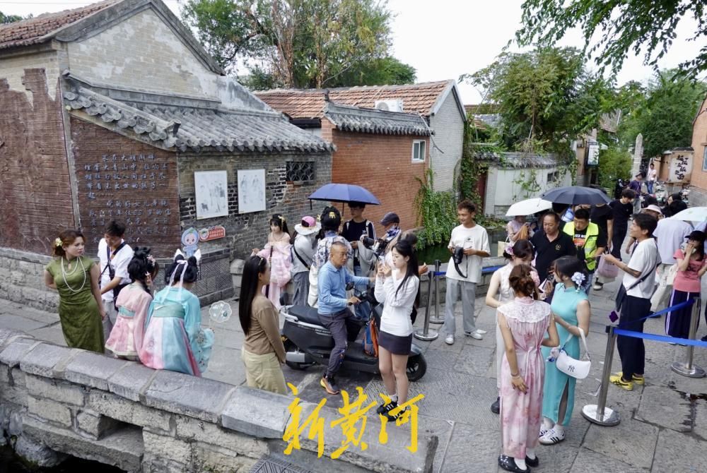 中秋假期后旅游热度不减，济南起凤桥街游客排队打卡