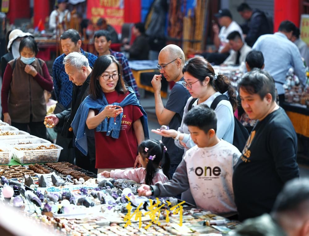 假期余额不足，济南英雄山文化市场热闹依旧