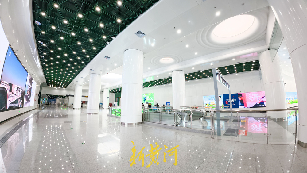 济南地铁6号线阳光大厅成网红打卡点  流线型天花板勾勒泉水流动形态