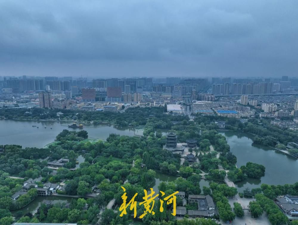 降雨降温消暑热 大明湖烟雨朦胧尽显水乡风韵