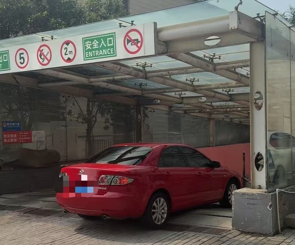 济南玉函银座地下停车场入口坡道陡，市民车辆底盘遭剐蹭
