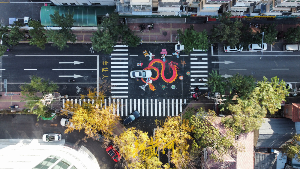 纬三路再增中国特色彩绘图案路口