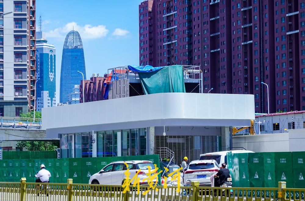 济南纬六路多个地铁出入口初具规模，与300米高楼同框成新景