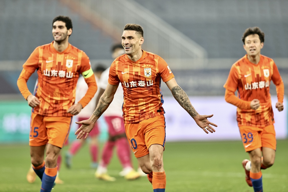 主场2:0拿下申花，泰山队暂时登顶中超