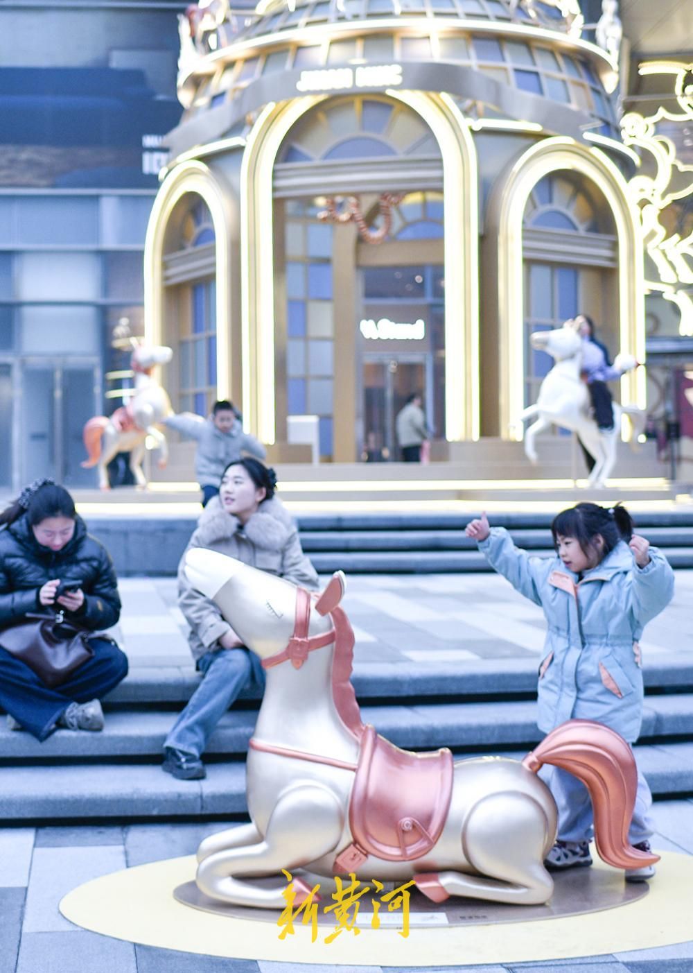 泉城商圈“新年红”点亮新春氛围