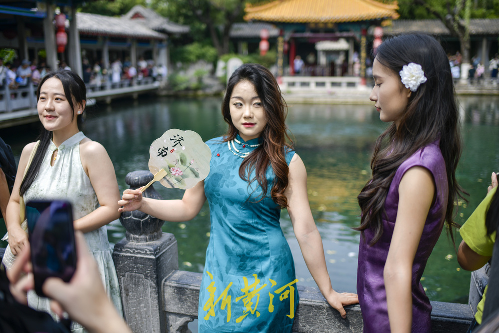 一年四季 泉在济南丨旗袍的风吹到了趵突泉  新中式旅游打卡爆红