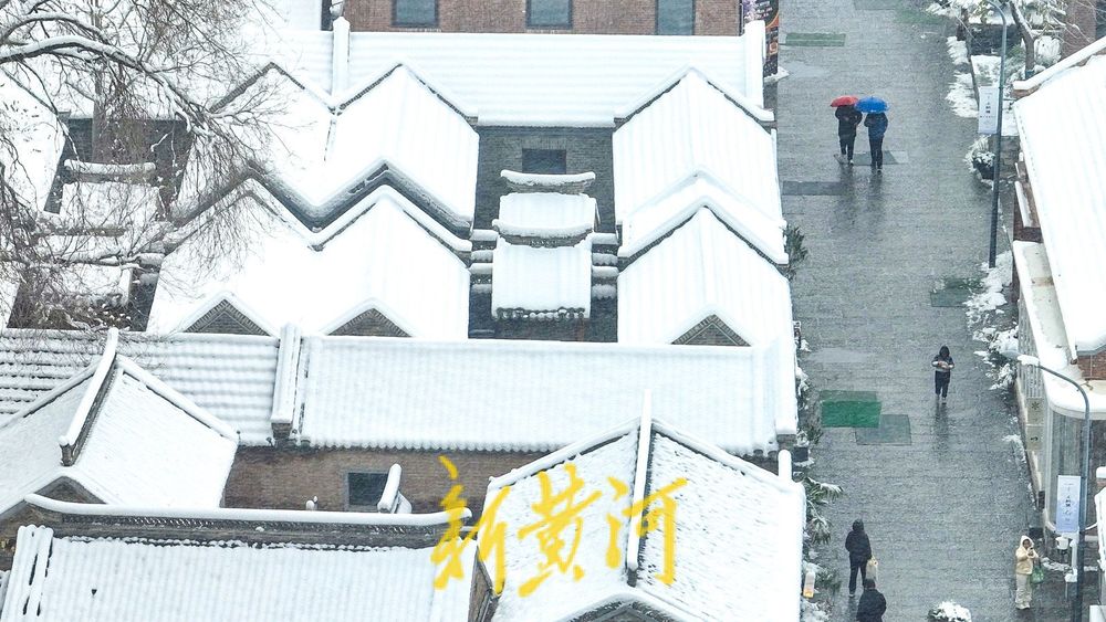 济南百年老街迎初雪 青砖红瓦披银装