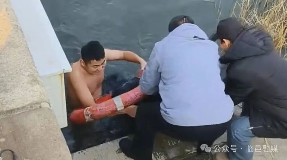 山东“00后”小伙寒冬跳水救人，他说这是年轻人该做的