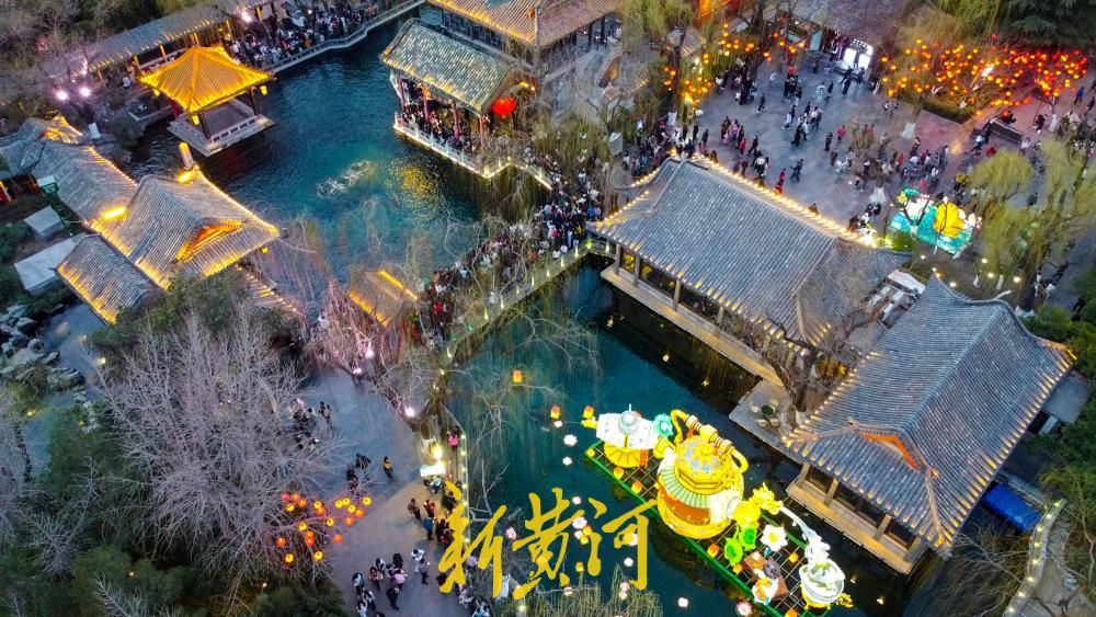 迎春花灯会迎来赏灯高峰，传统灯艺与名士文化交融，点亮泉城夜空