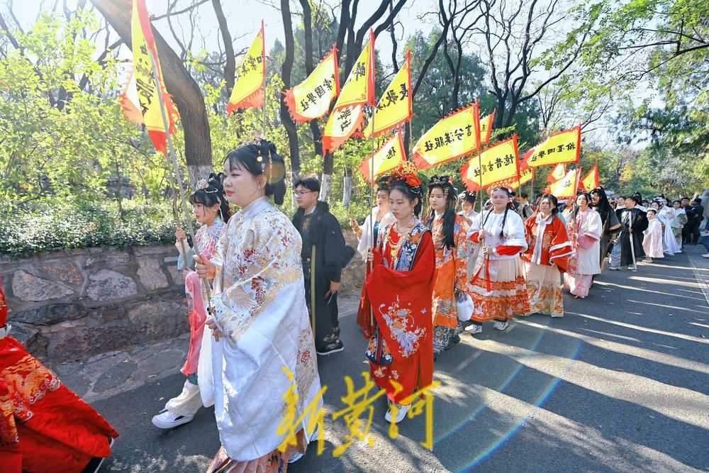 泉城千佛山上，千人汉服巡游展国风