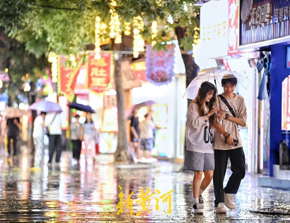 济南雨夜氛围感拉满 游客撑伞逛吃宽厚里