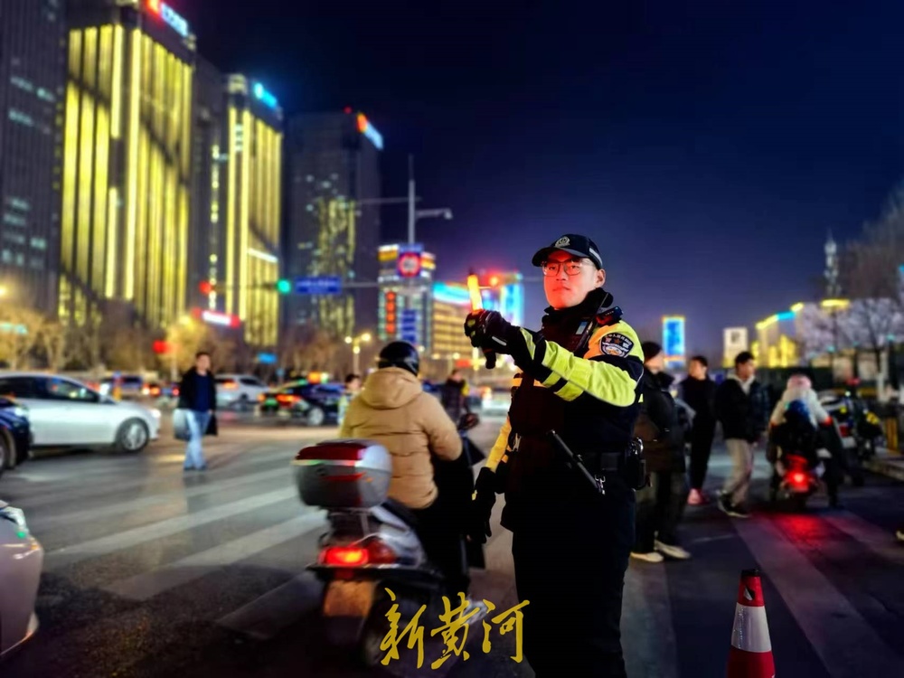 跨年夜里的“守夜人”，济南交警深夜坚守岗位