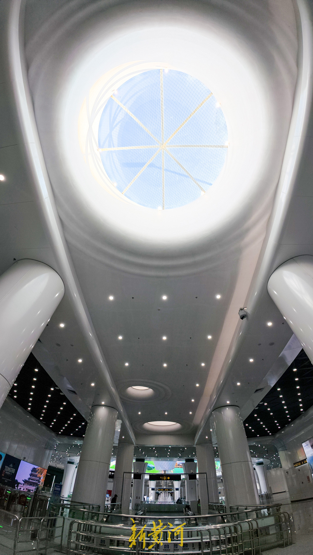 济南地铁6号线阳光大厅成网红打卡点  流线型天花板勾勒泉水流动形态
