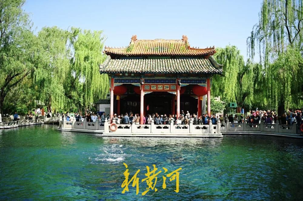 济南趵突泉群泉欢歌人潮涌