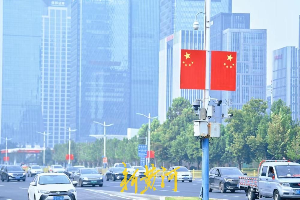 “中国红”扮靓经十路，泉城盛装迎国庆