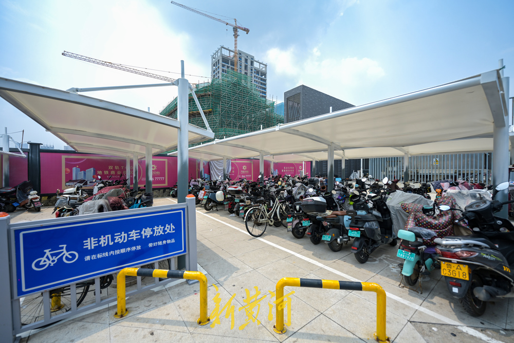 济南这处地铁站口停车区改造，可同时容纳200多辆非机动车