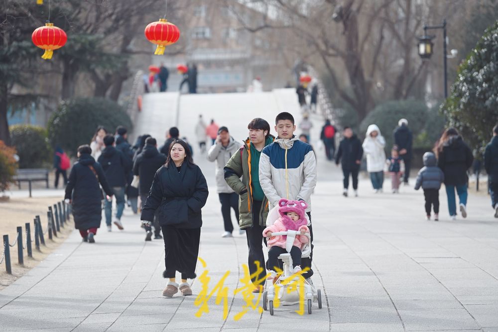 寒潮难挡游园热情，游客大明湖畔体验浓浓年味