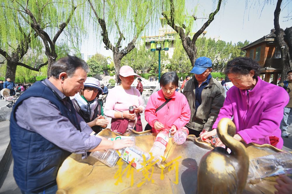 赏春新体验 护城河畔泉水直饮点市民游客络绎不绝