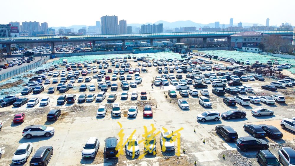 山东大学第二医院附近一拆迁待建地块改临时停车场，方便市民就医
