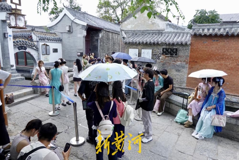 中秋假期后旅游热度不减，济南起凤桥街游客排队打卡