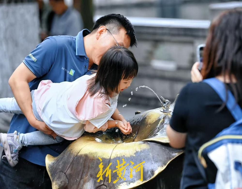 泉甘引客来  中秋假期济南护城河畔游人扎堆取水品清泉