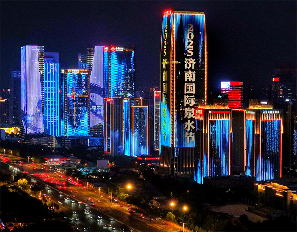 经十路两侧，灯光点亮2025济南国际泉水节