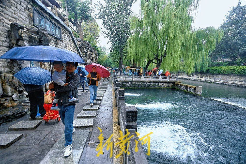 黑虎泉水位创有水文记录以来新高，泉水溢出洞口汇聚成溪引游人惊叹