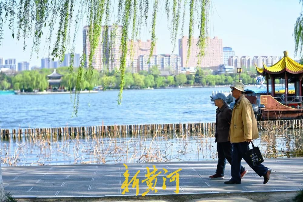 大明湖迎客流高峰 游人行走湖畔宛若画中游