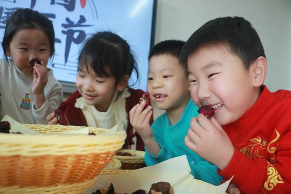 3-2026年3月17日，在山东省高密市机关幼儿园，小朋友在学习识别中草药。（李海涛摄）