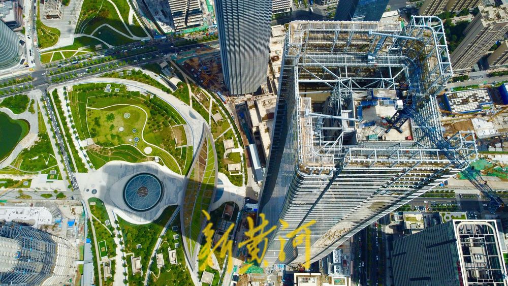 济南CBD超高层“河”玻璃幕墙冲顶