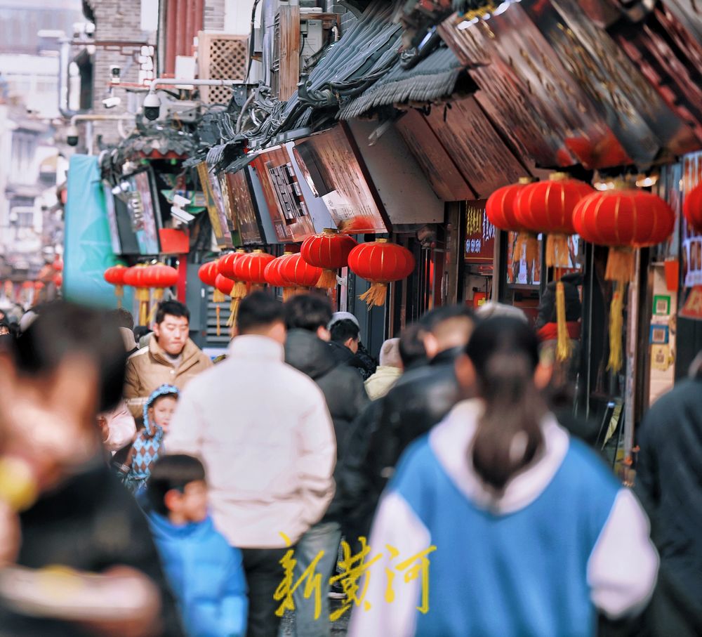 芙蓉街迎春节大红灯笼高高挂