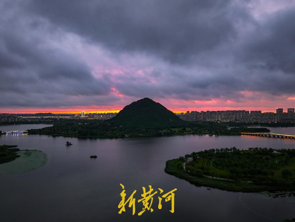 雨歇云破！济南雨后惊现“天空裂缝”，火红色霞光浸染山湖