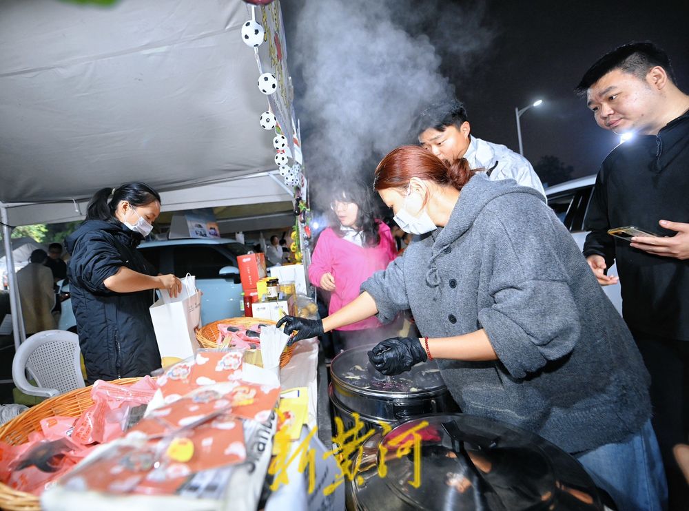 鲁超集市点燃市民足球热情  