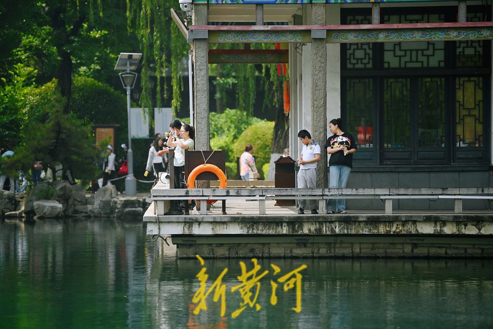 五龙潭泉畔市民享雨后清凉