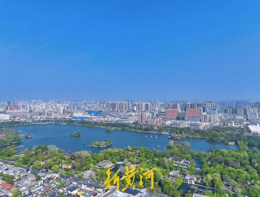 仲春一片“泉城蓝” 大明湖水天一色如同天空之镜