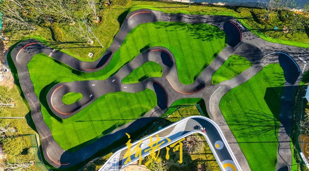 济南国际会展中心广场西侧改造初具规模，篮球场、自行车道、栈道亮相