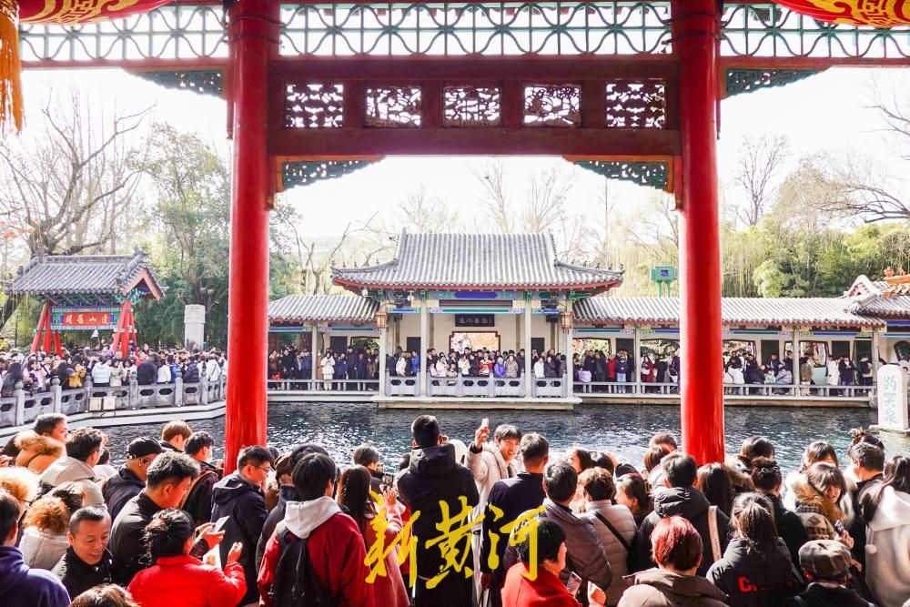 假期都结束了，趵突泉还是人从众 节后首日济南旅游热度不减