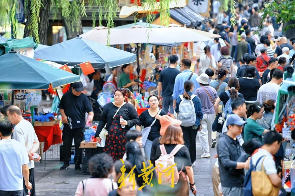 济南环城公园泉水市集点亮泉畔中秋