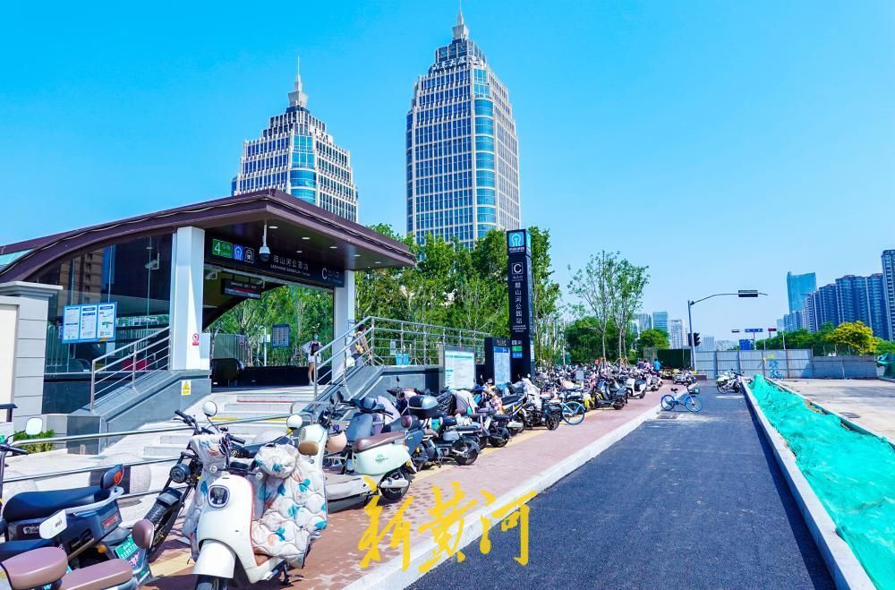 腊山河西路南延段部分围挡拆除，地铁4号线站点门前“豁然开朗”