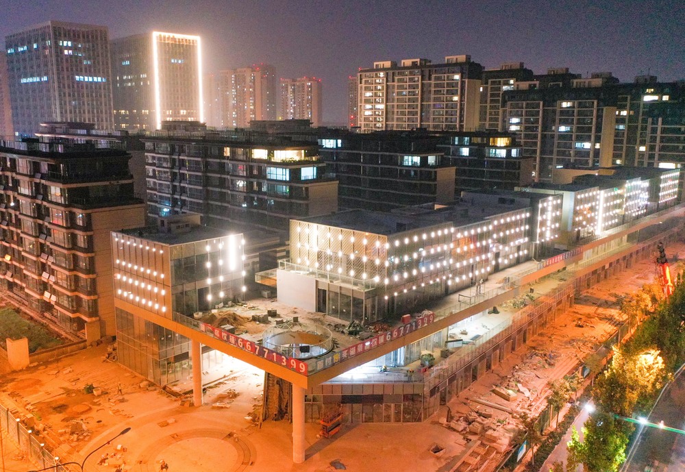 济南首家湖景商街夜景初现，高奢外立面点亮华山畔