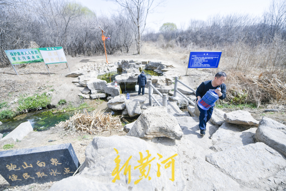 济南东站旁名泉提升 取水点形似“月牙飞瀑”