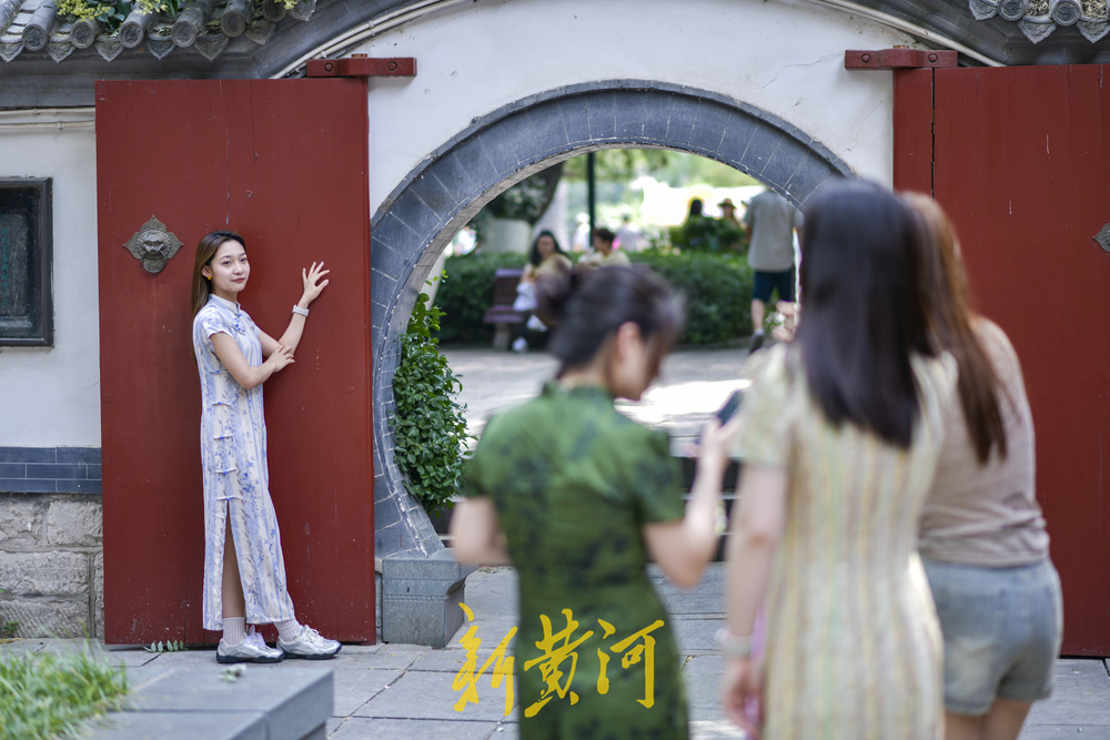 一年四季 泉在济南丨旗袍的风吹到了趵突泉  新中式旅游打卡爆红