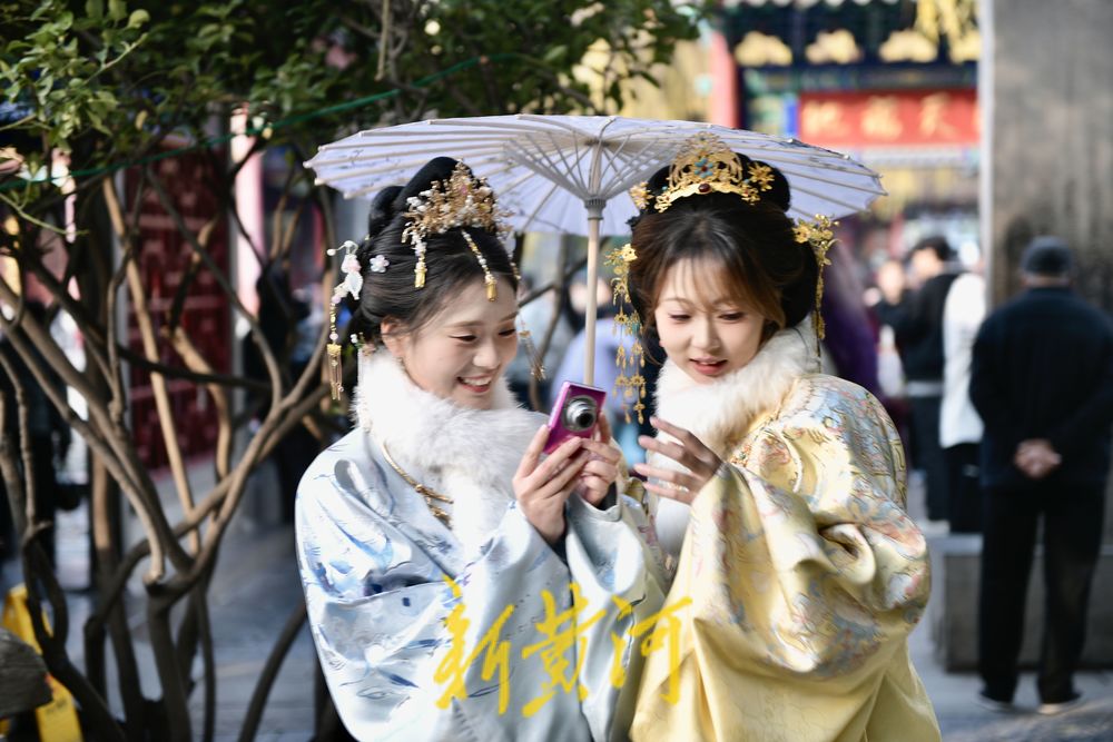 泉城冬韵邂逅华服之美 泉畔兴起明制古装打卡热