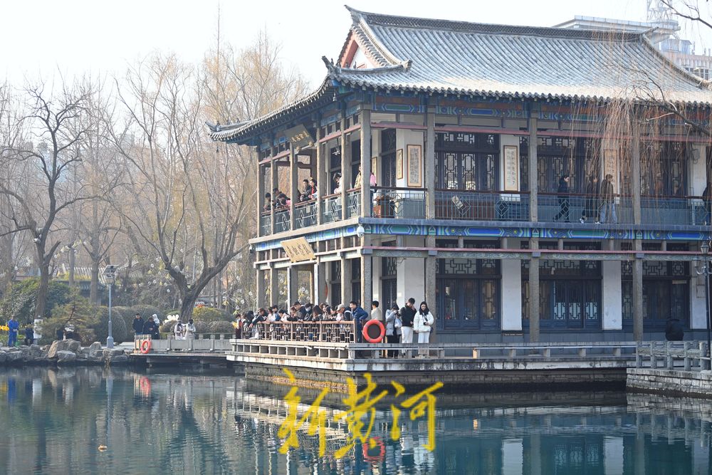 腊月暖如春，济南五龙潭游人如织欢乐多 