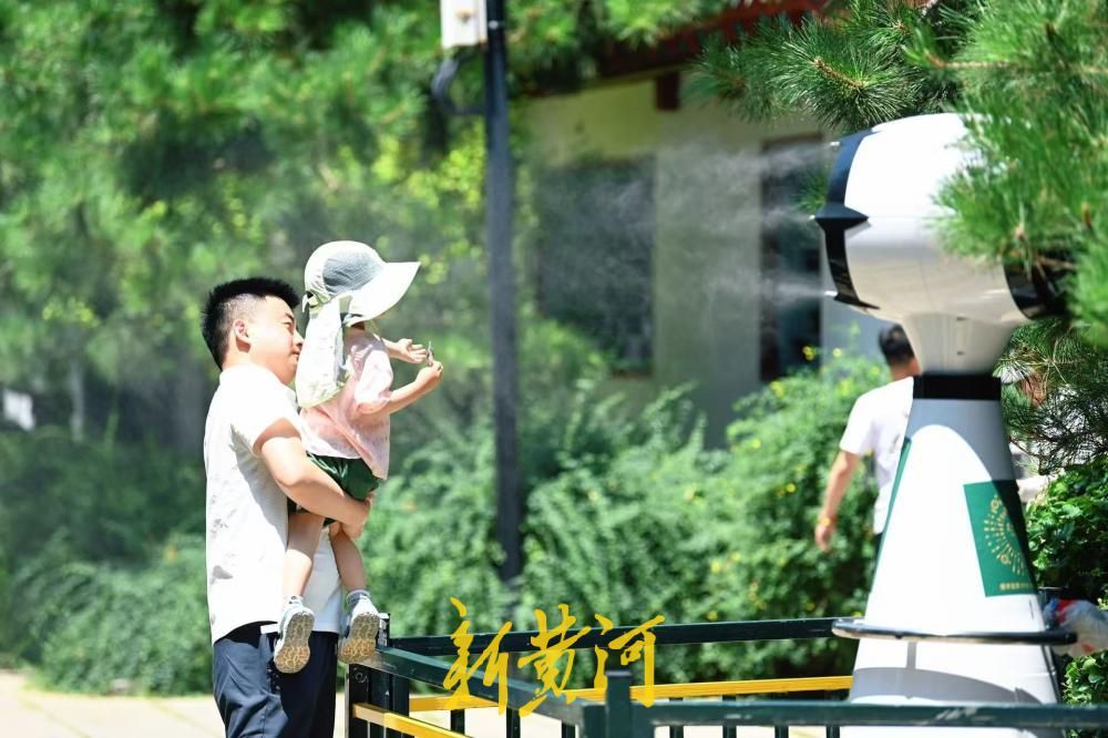 盛夏送清凉 济南趵突泉畔赏泉自带天然“空调”