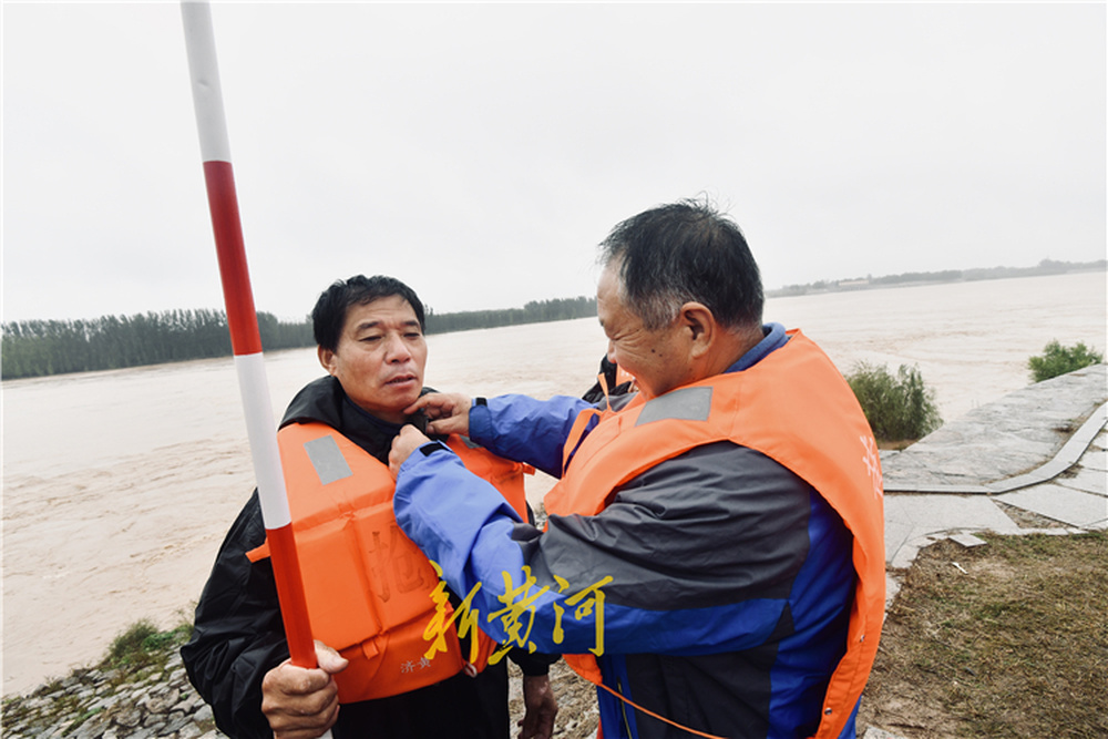 守护黄河：抛石稳固堤坝，24小时值守