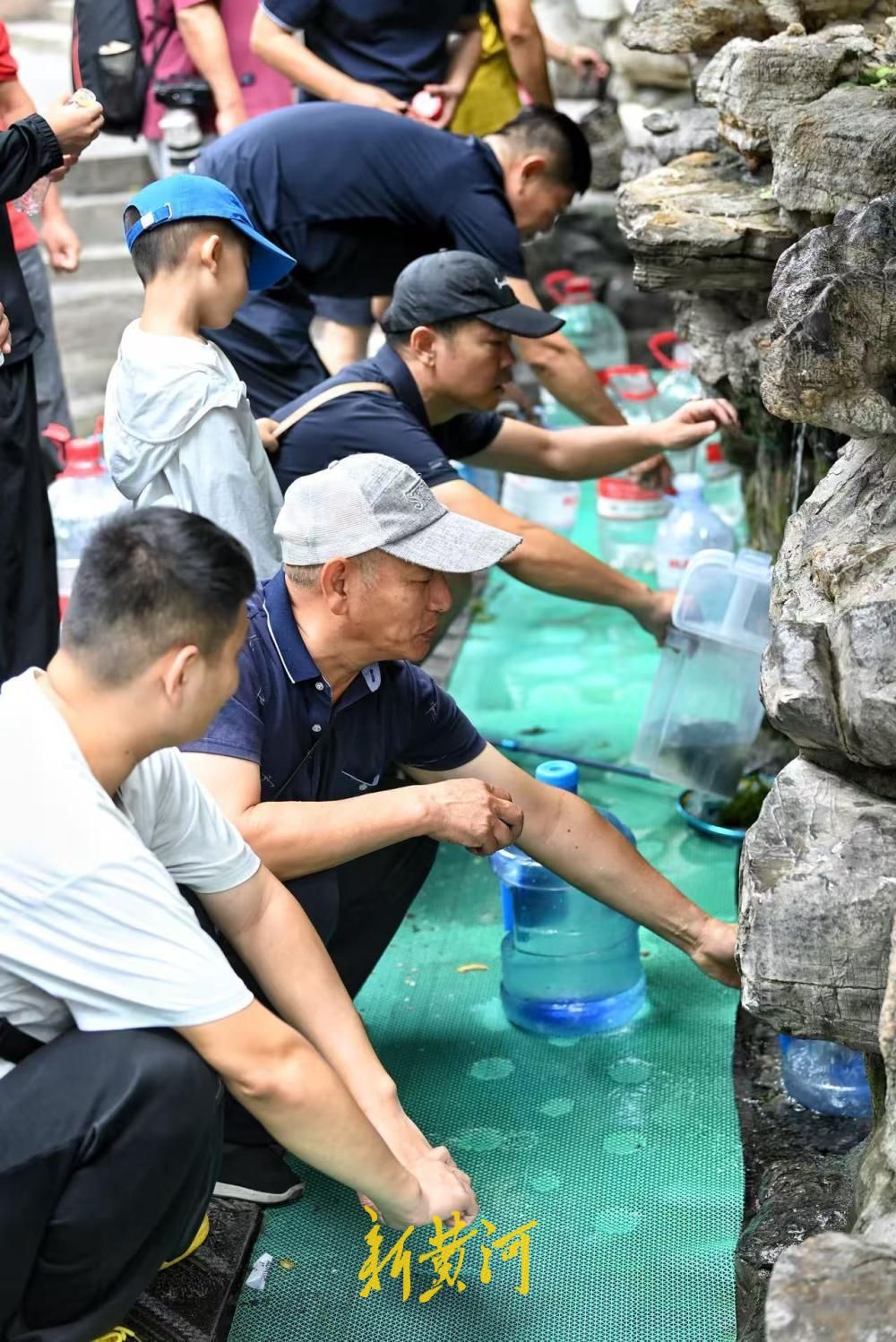 泉甘引客来  中秋假期济南护城河畔游人扎堆取水品清泉
