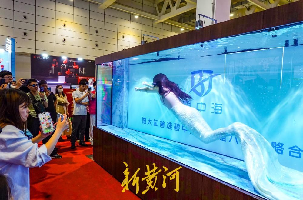 济南一水族用品展会参展商促销出奇招 巨型鱼缸里惊现“美人鱼”