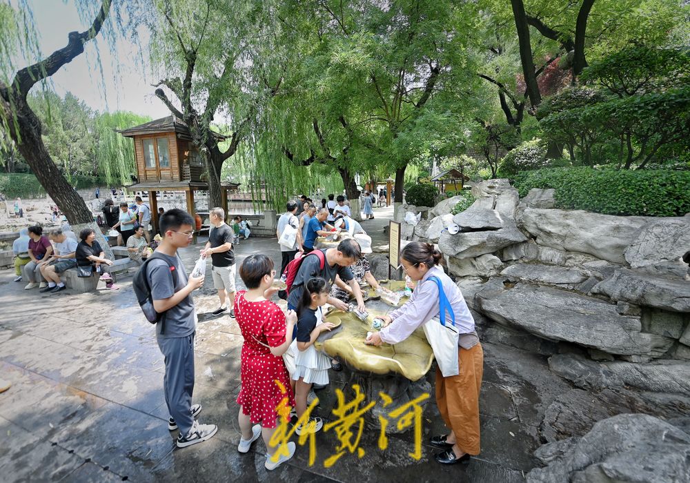 泉城高温持续 护城河畔泉水直饮点市民游客络绎不绝