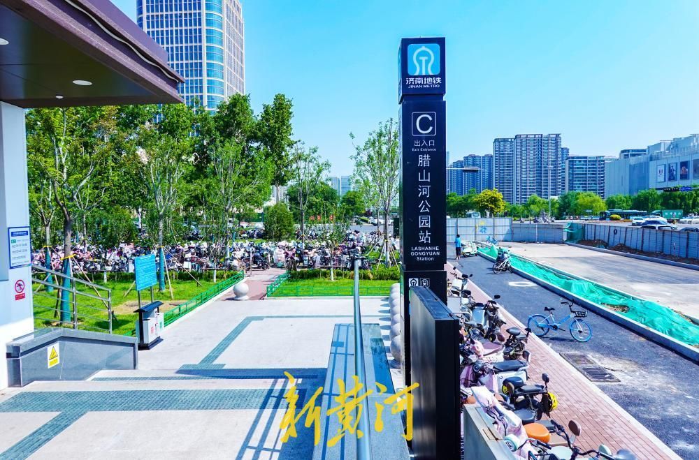 腊山河西路南延段部分围挡拆除，地铁4号线站点门前“豁然开朗”